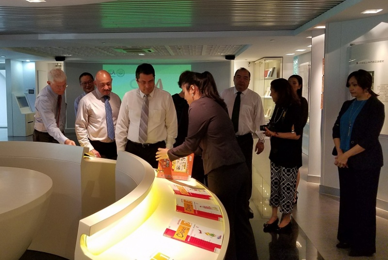 (代表团成员参观基地)