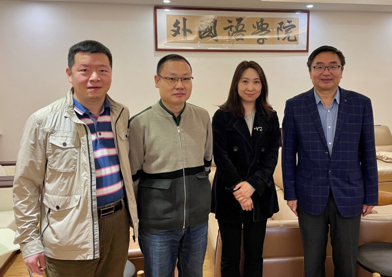 ▲许德金院长、黄山书记与徐爱红老师、李荣老师合影