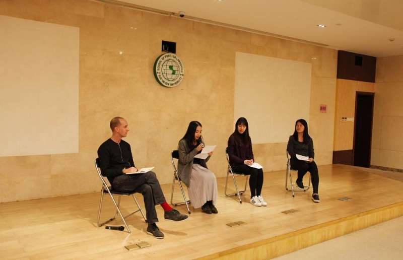 304永利外国语学院三位学生在依次朗诵