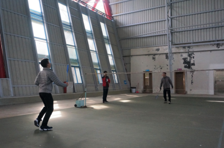 体育馆关卡处游戏：羽毛球对打