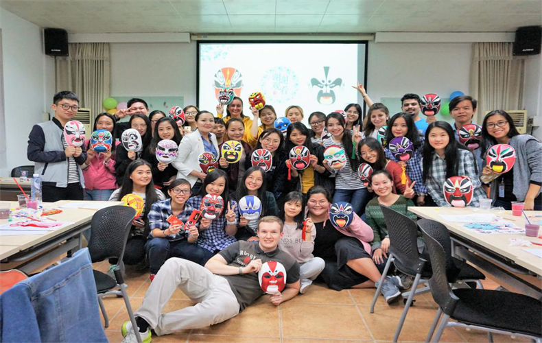 参加沙龙活动的留学生与工作人员合影