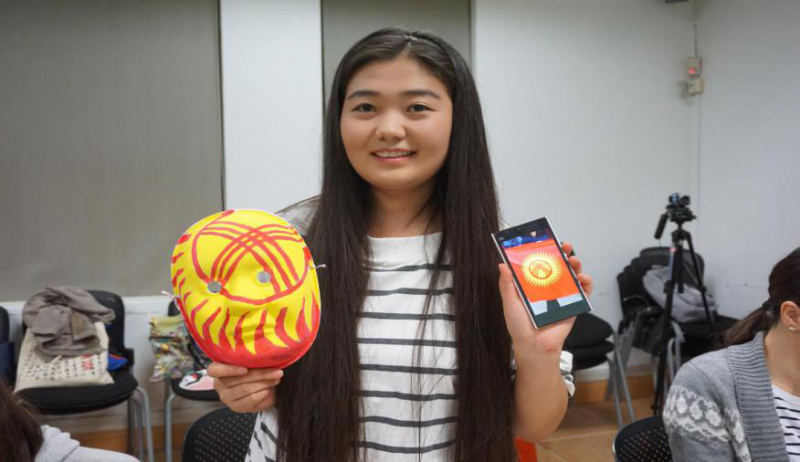 吉尔吉斯斯坦留学生展示绘制的脸谱