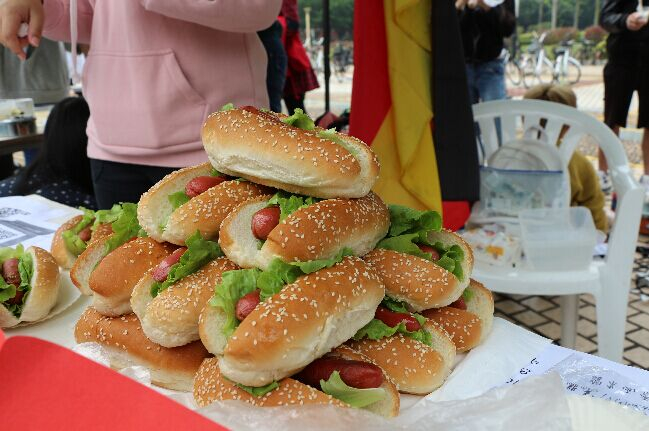 同学们精心制作的汉堡