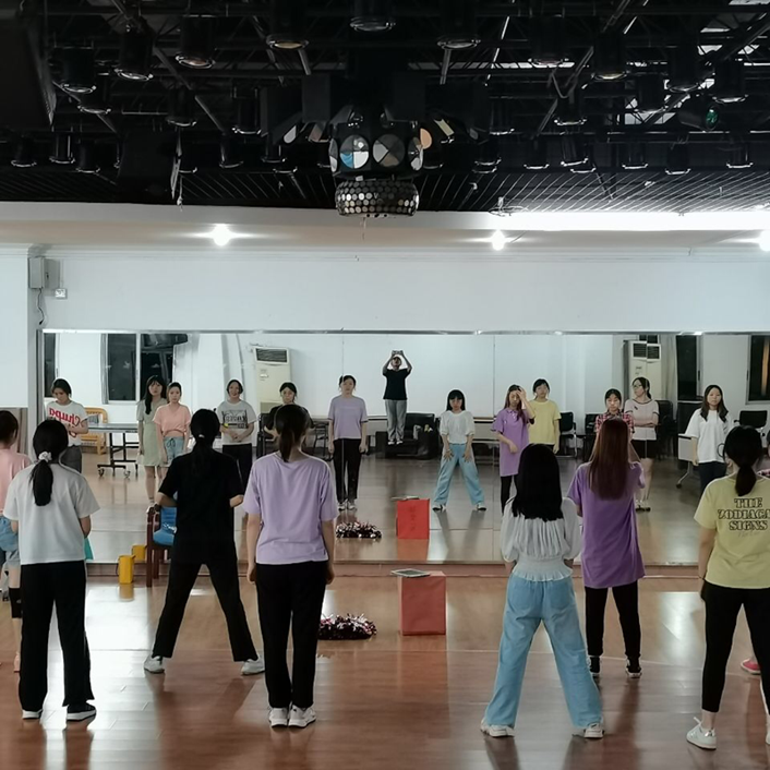 啦啦队紧张练习中