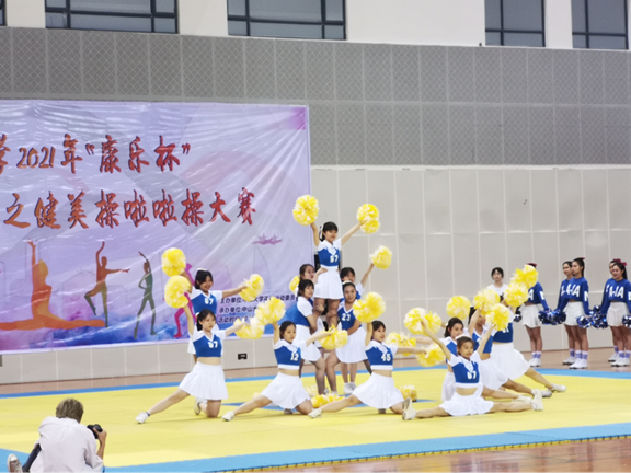 外院啦啦队在比赛现场