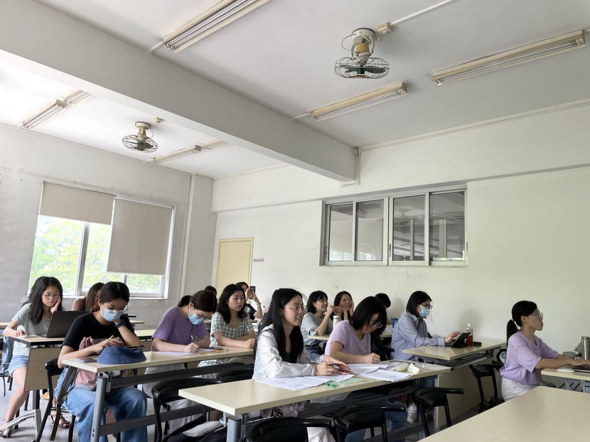 外国语学院英语系第一党支部党员认真学习