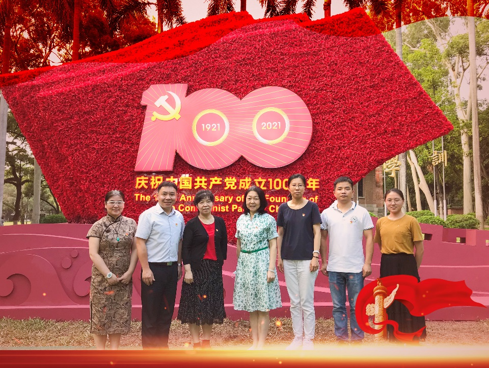 英语系教工党支部在学习会议之后，在校园留影