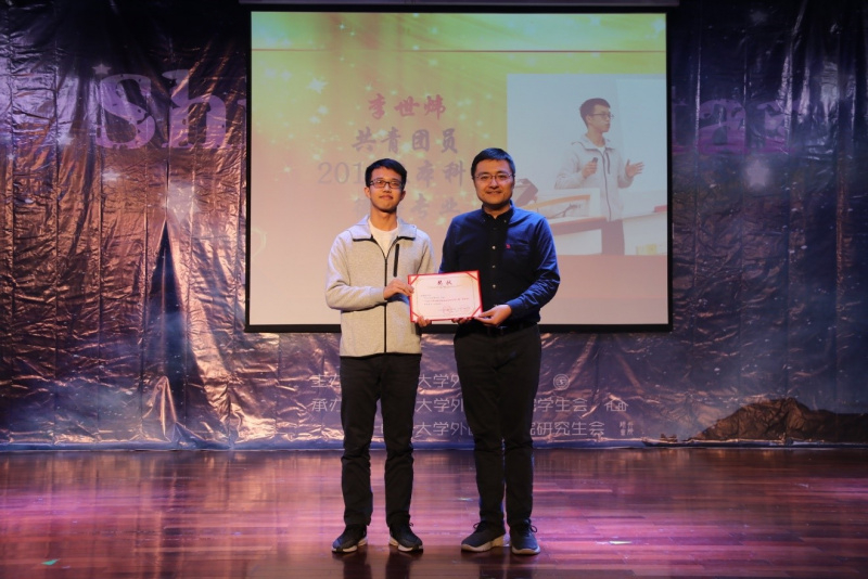 外国语学院 2018级本科生李世炜（左）