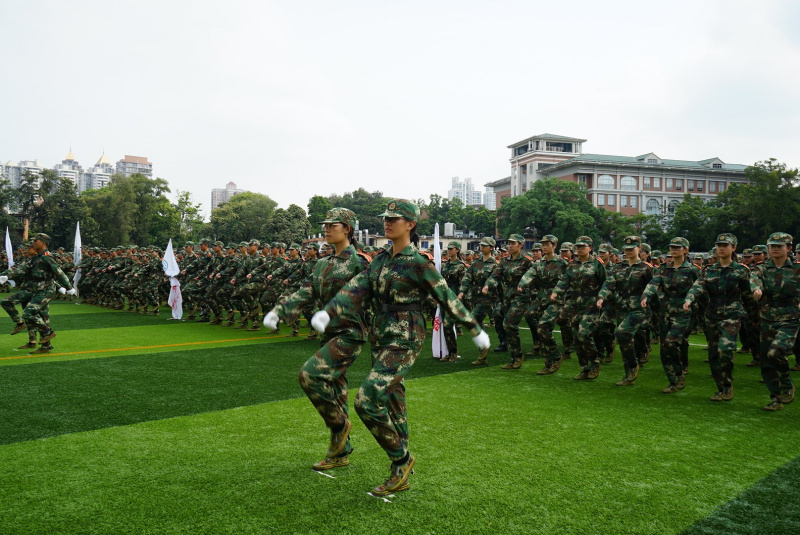 外国语学院女子方阵整齐划一的步伐1