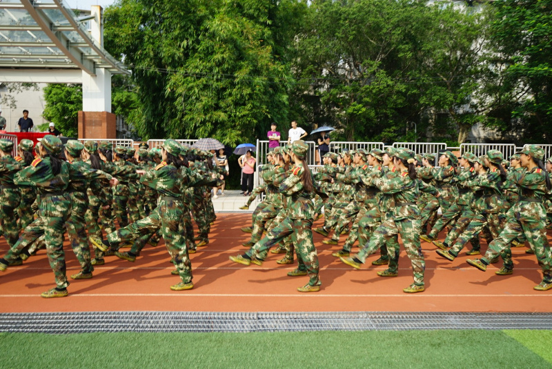 外国语学院女子方阵整齐划一的步伐2