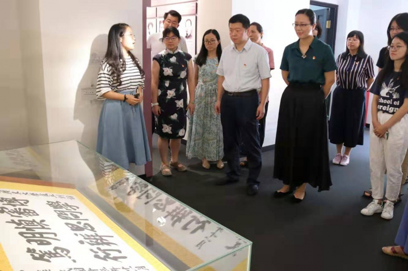 外国语学院师生参观304永利校史陈列馆