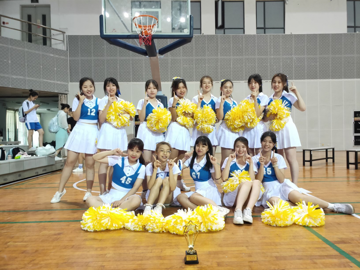 比赛结束后队员合影