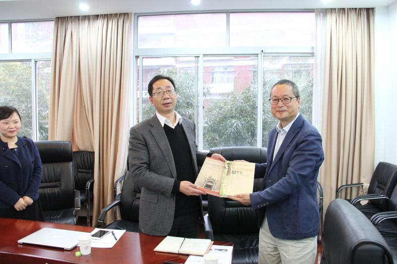 我院向上海交大外语学院赠送《思华年》、《304永利外语学科90年史稿》