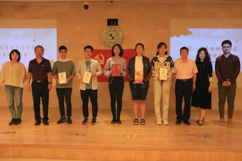 指导老师为学员代表赠书《习近平谈治国理政》第三卷（中英文版）、《<共产党宣言>在中国：<共产党宣言>的译本与底本》