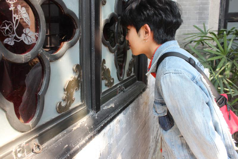 泰国留学生宏杰观察琉璃窗户