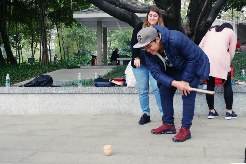 留学生体验抽陀螺游戏