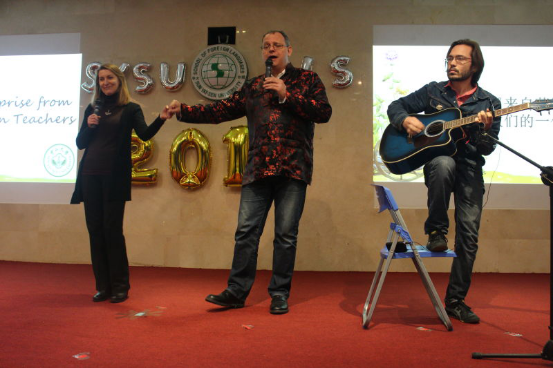 英语系外教弹唱合作表演