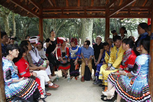 营员们体验阳朔山歌节，我校英语创意写作研究中心主任、外国语学院英语系主任戴凡（前排左六）用英语为营员们进行介绍