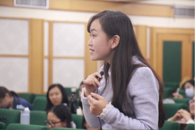 观众向校友导师提问