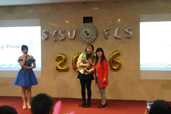 许东黎书记与一等奖Kindle获奖幸运观众合影