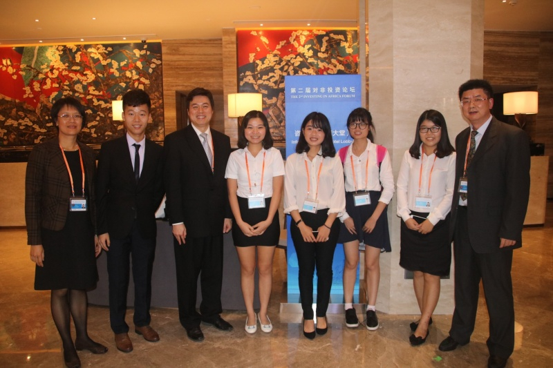 论坛筹备组与志愿者合影