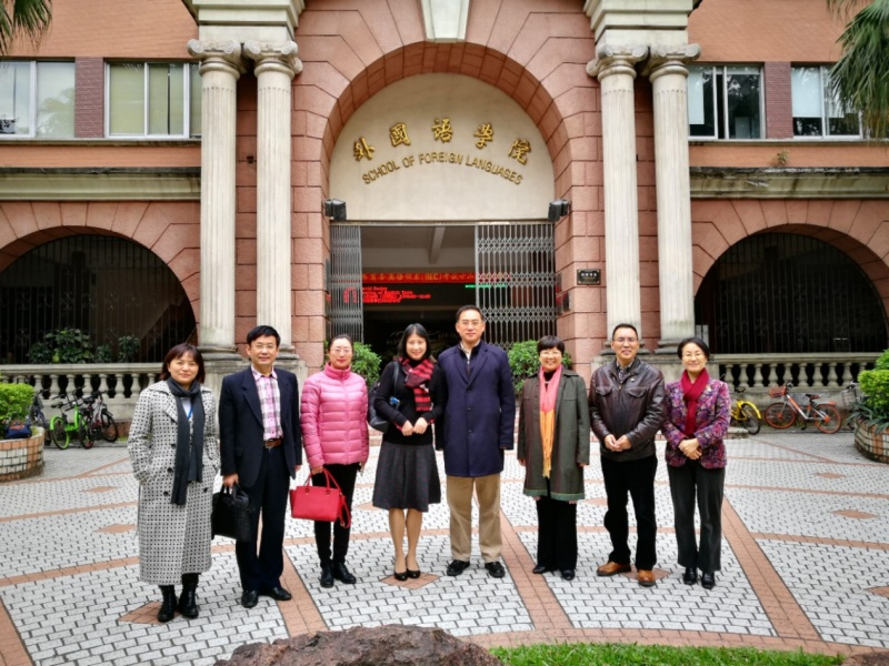 (图片由左至右分别为:杨劲、张和龙、荣洁、姜玉琴、乔国强、王岚、陈元、邱雅芬)