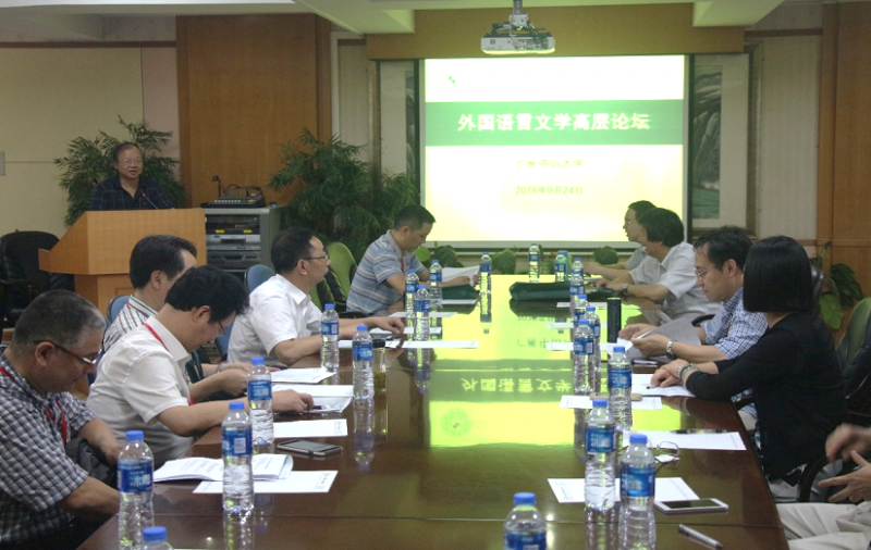 （图2：王东风院长致开幕词并介绍外国语学院学科概况）