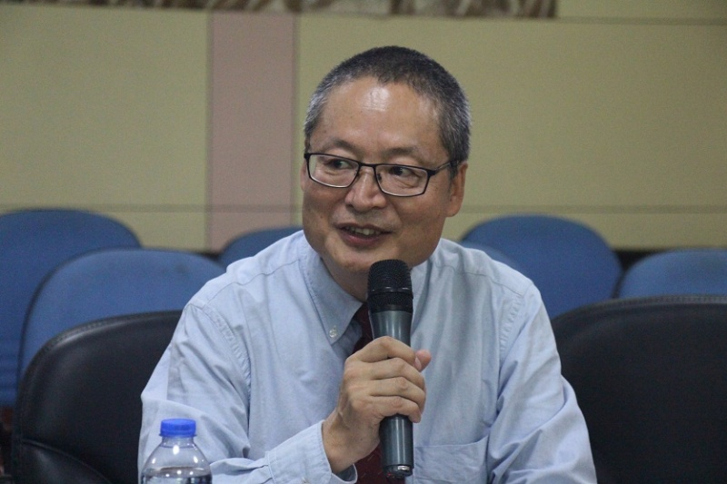 (外国语学院副院长张世涛主持会议)