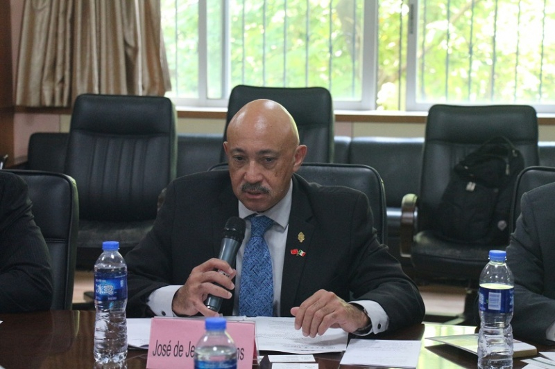 (尤卡坦自治大学校长José de Jesús Williams 发言)