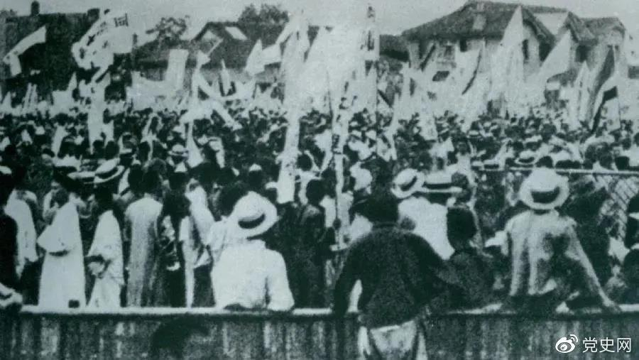 1925年5月30日,上海爆发了反帝爱国的五卅运动,掀起了全国范围大革命高潮。