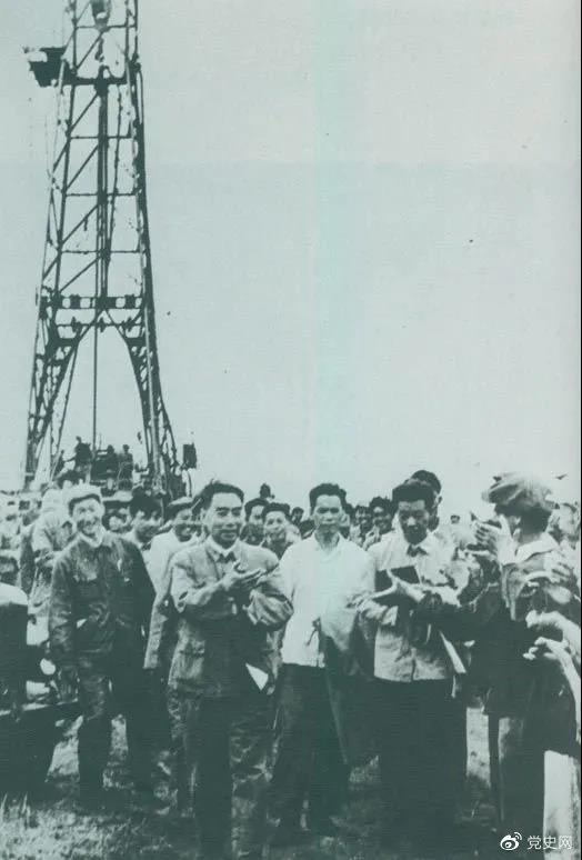 1962年6月，周恩来到大庆视察。这是在1202钻井队现场参观。