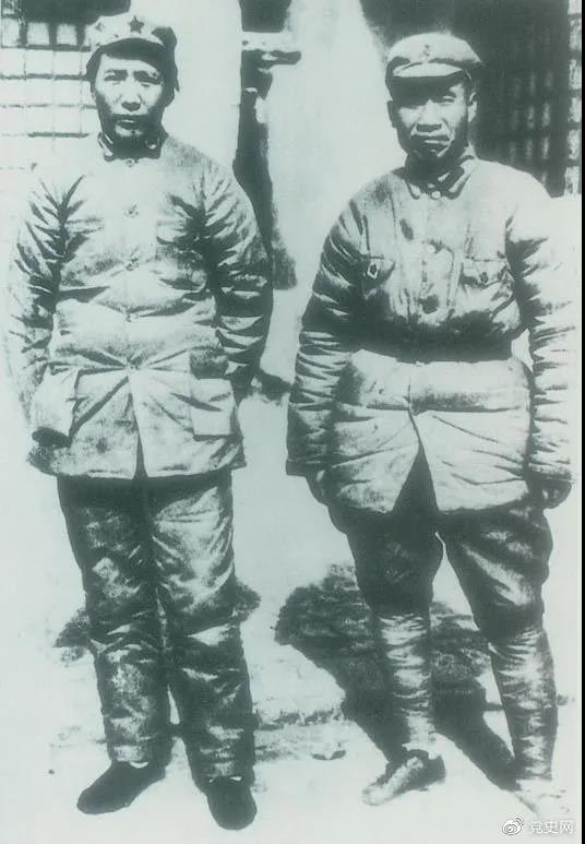 1937年7月7日，卢沟桥事变爆发。8日，中共中央通电全国，号召结成民族统一战线抵抗日本侵略者。图为1936年冬毛泽东和朱德在陕北。