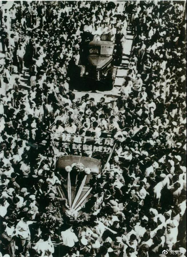 图为7月14日,“解放”牌汽车开下生产线。